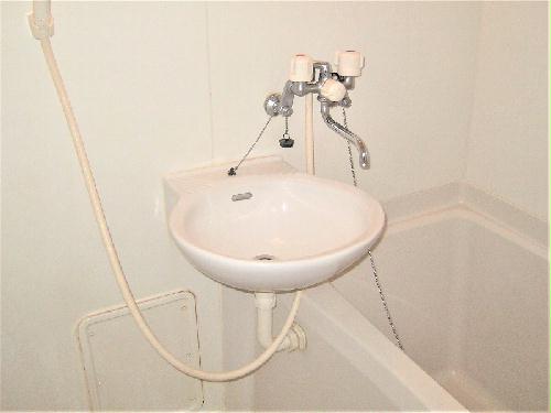 洗面設備　お風呂に洗面台あり。