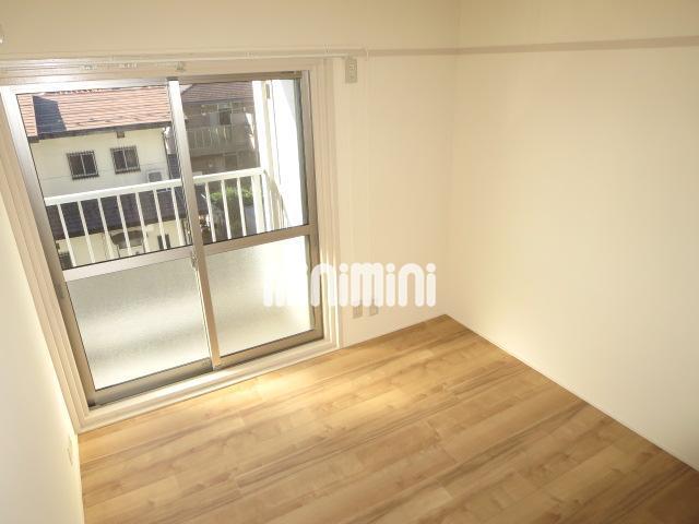 その他部屋・スペース　南西向きの明るい洋室です