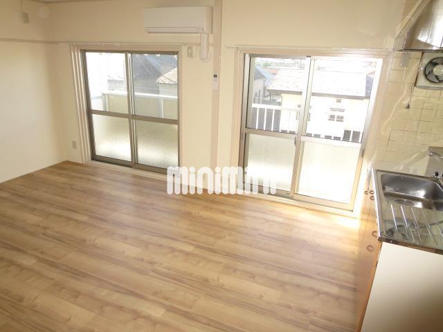 居室・リビング　２面窓で明るく風通し良好です