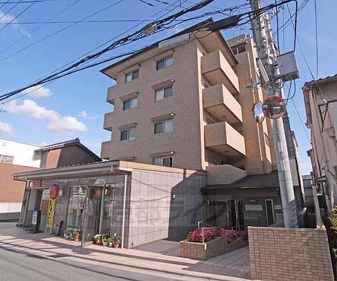 京都市伏見区深草仙石屋敷町のマンションの建物外観
