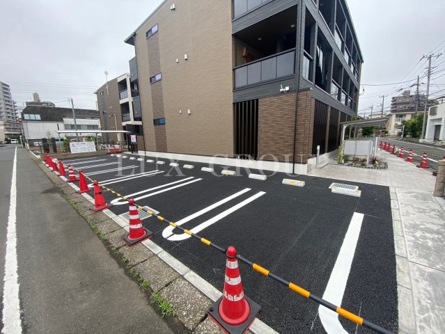 【青梅市師岡町のアパートの駐車場】