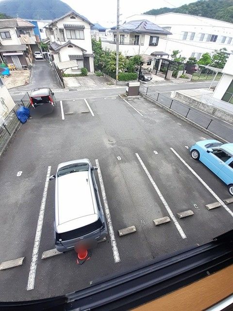 【広島市安佐北区深川のアパートの駐車場】