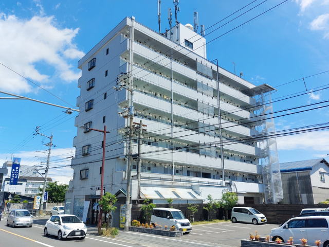 松山市空港通のマンションの建物外観