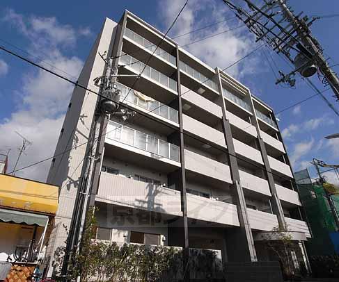 京都市南区東九条松田町のマンションの建物外観