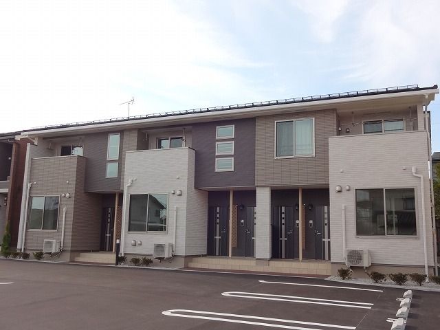 松本市大字大村のアパートの建物外観