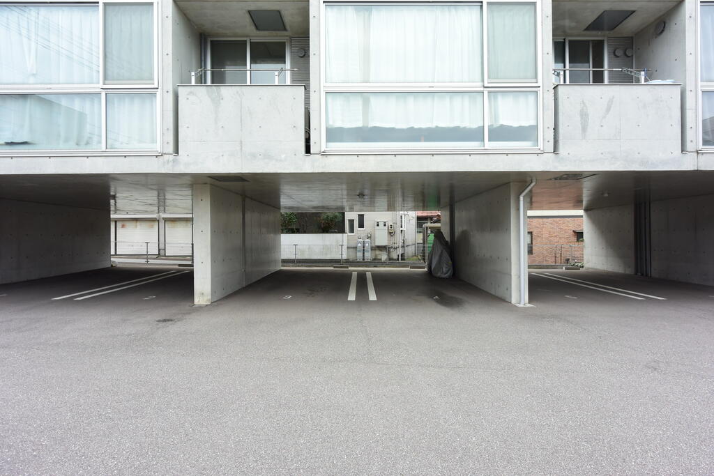 【茶屋町APARTMENTの駐車場】