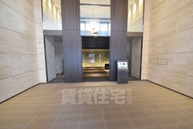 【名古屋市中区新栄のマンションのエントランス】