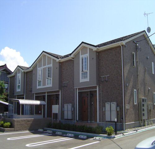 村上市日下のアパートの建物外観