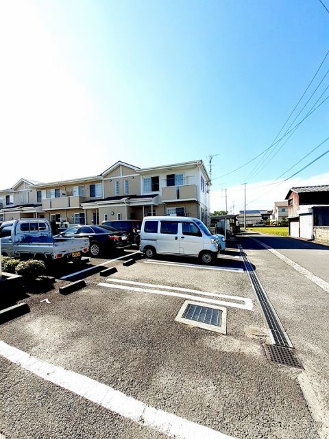 【今治市別名のアパートの駐車場】