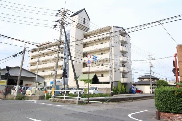 【岡山市北区西島田町のマンションの建物外観】