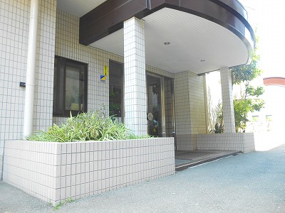 【川崎市中原区丸子通のマンションのエントランス】