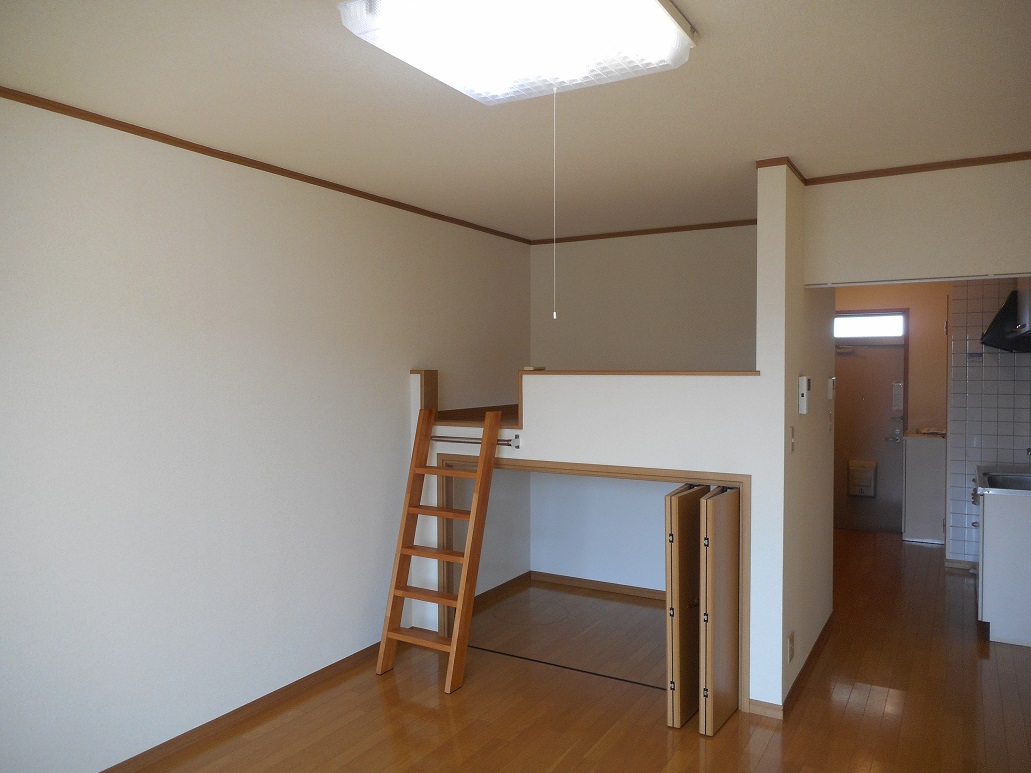 居室・リビング　上部ロフト、下部収納