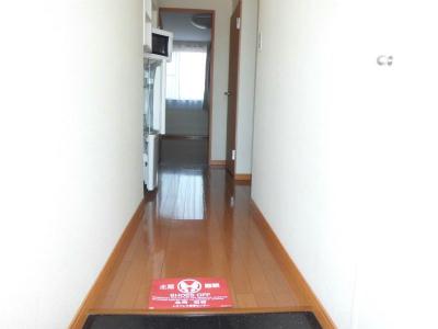 玄関　光沢鮮やかなフローリング。