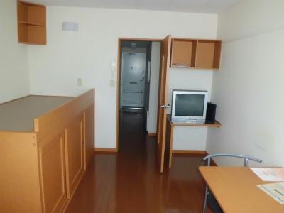 居室・リビング　窓際から玄関方向を見てみると・・・