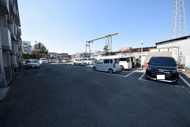 【千葉市稲毛区山王町のマンションの駐車場】