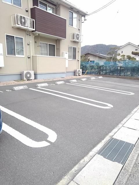 【グラースＢの駐車場】