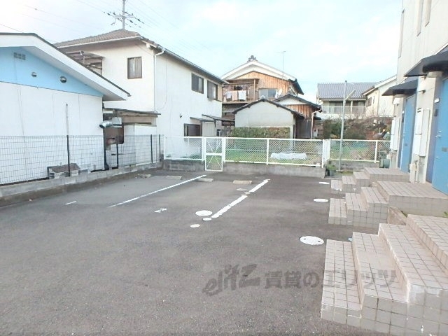 【宇治市莵道のアパートの駐車場】