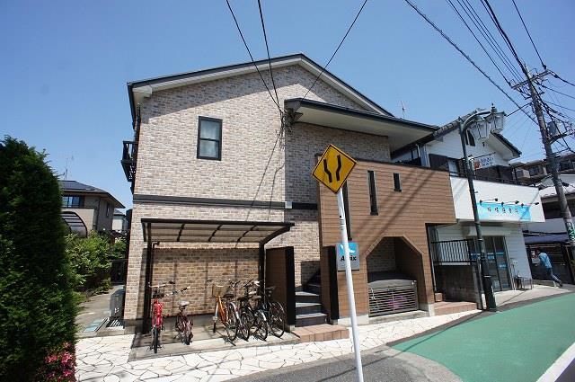 柏市逆井のアパートの建物外観