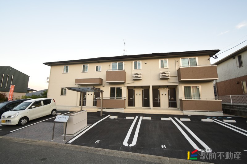 【鳥栖市弥生が丘のアパートの駐車場】