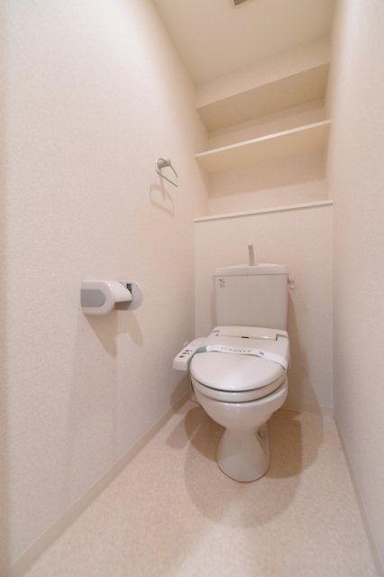 トイレ　落ち着いた色調のトイレです