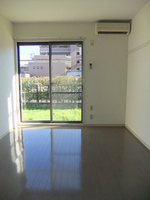 その他部屋・スペース　南側洋室：南向きで明るく、風通しも良さそうです♪