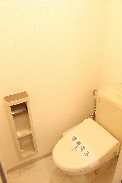 トイレ　トイレ背面上部にはストック品の収納に嬉しい収納棚付き