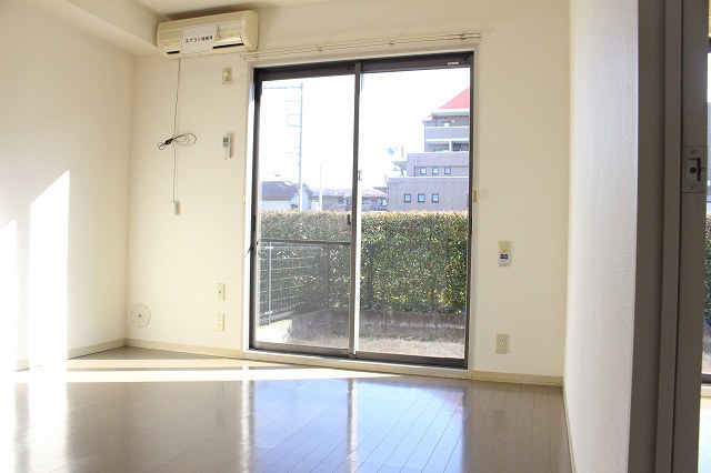 居室・リビング　解放的な空間を演出する南向きのリビング♪