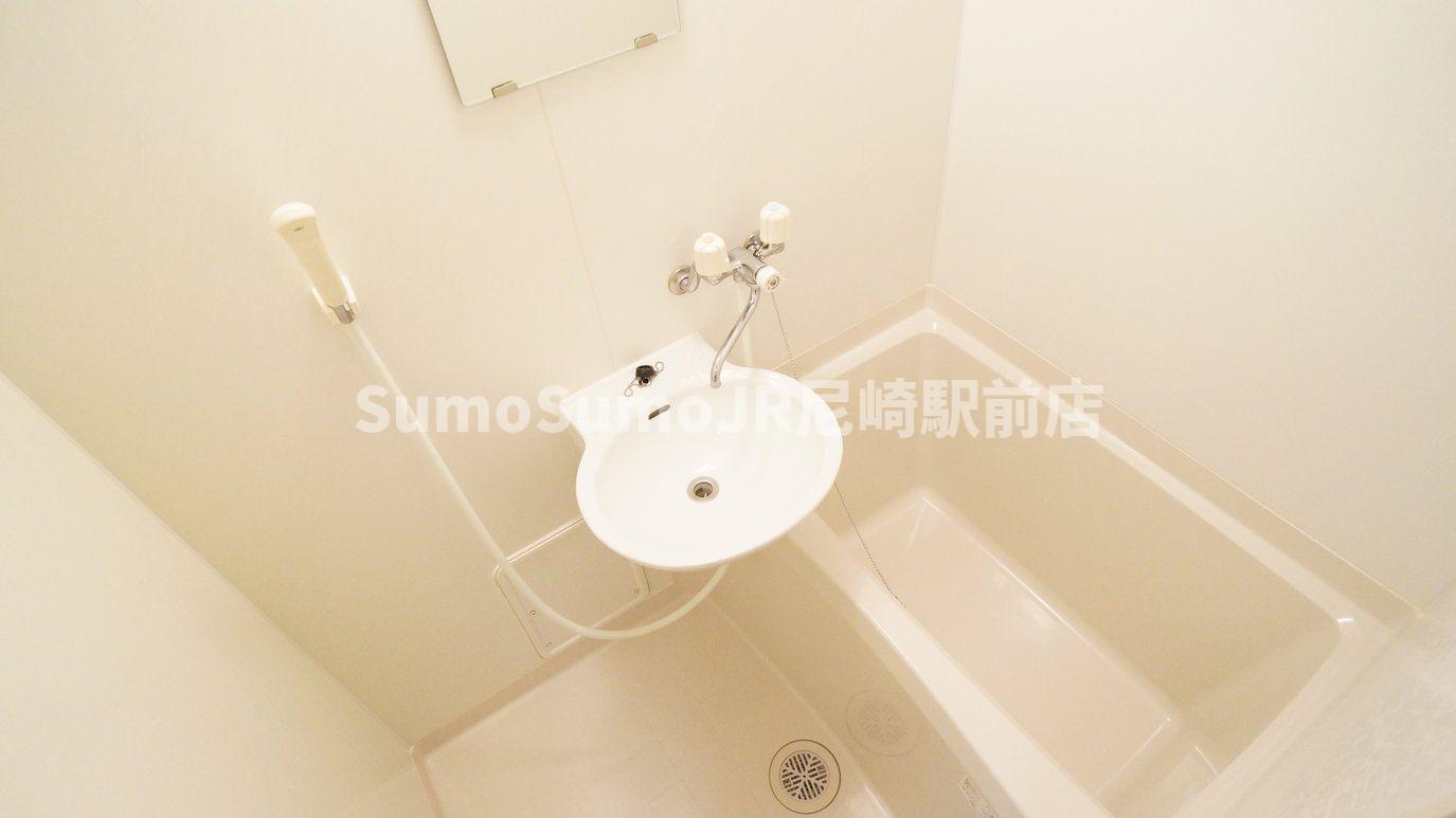バス・シャワールーム　コンパクトで使いやすいお風呂です