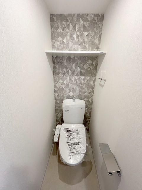 トイレ　人気アイテムの温水洗浄便座。清潔感のあるトイレです。