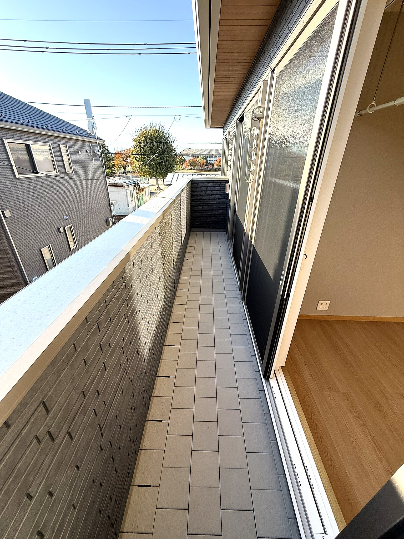 バルコニー　ワイドバルコニーでお部屋も明るいです