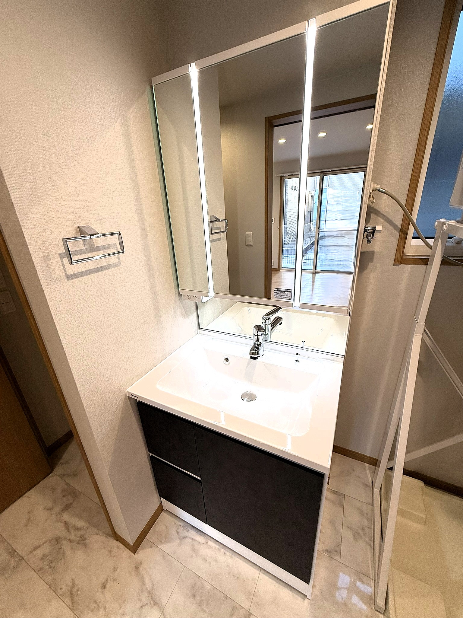 洗面設備　三面鏡の洗面台