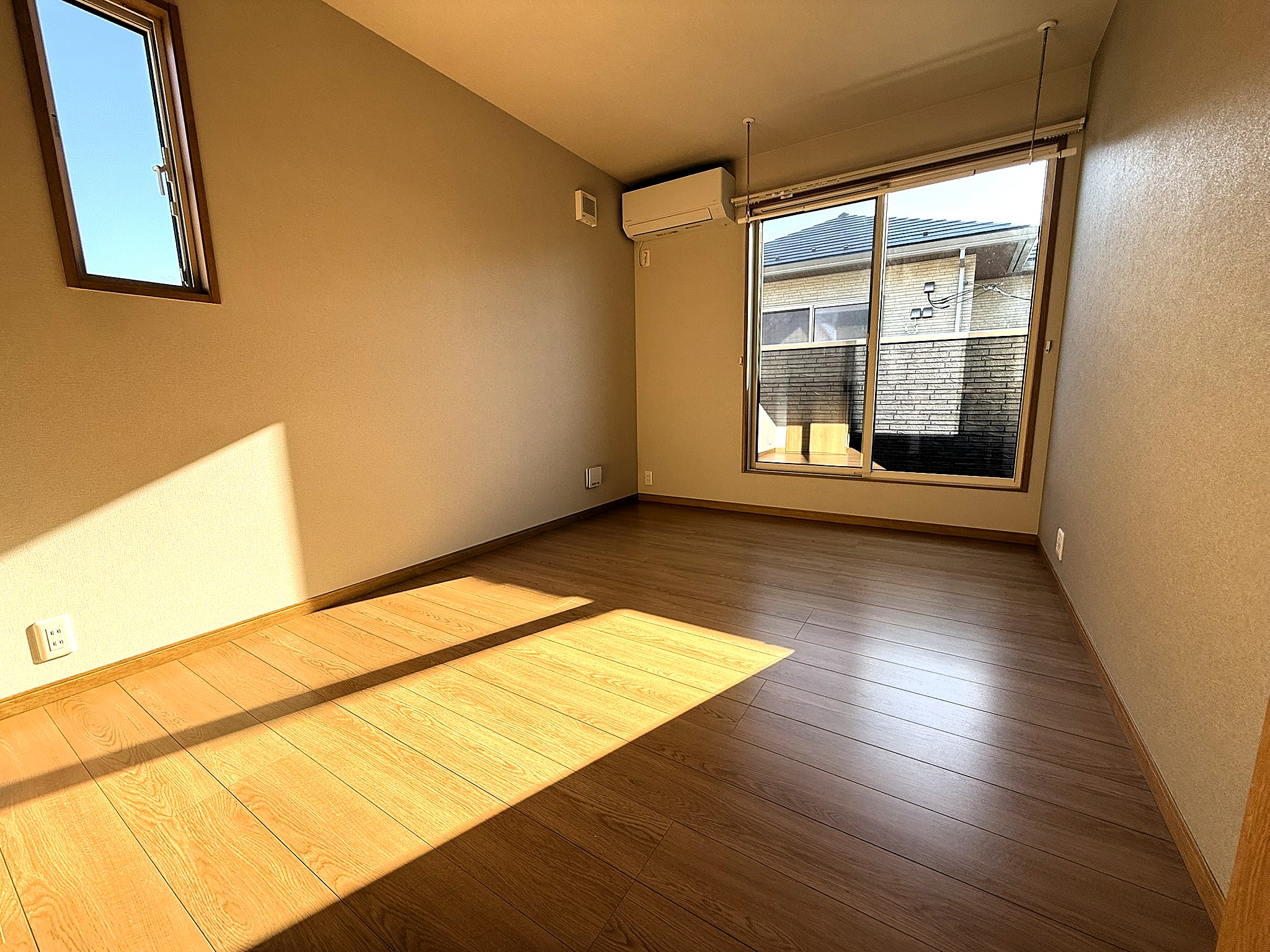 その他部屋・スペース　陽当たりの良い洋室にはエアコンあります