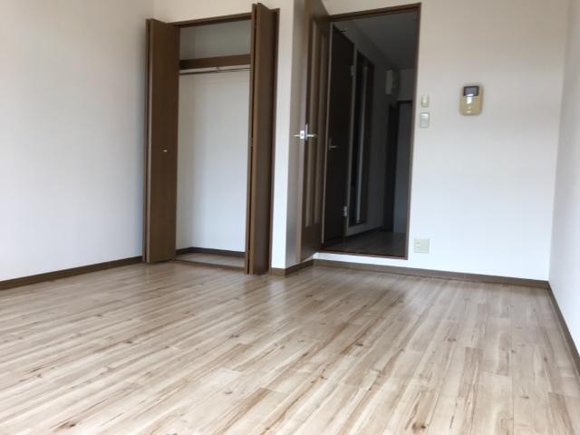 居室・リビング　室内