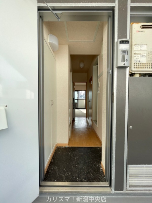 玄関　※別部屋参考写真