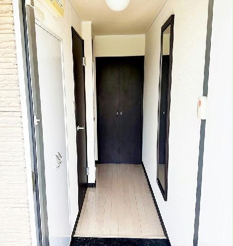 玄関　備品や設備仕様は号室により異なります。現地をご確認下さい。