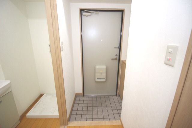 玄関　収納もある玄関です ※反転の場合あり