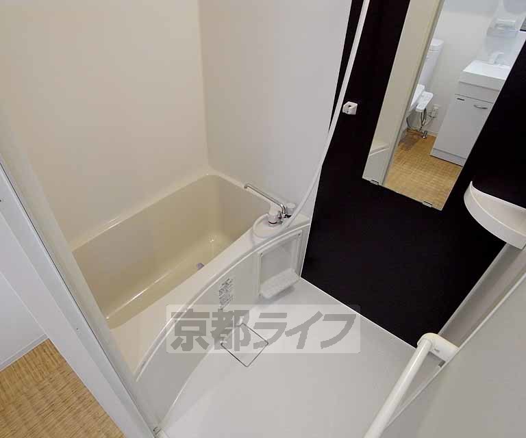 バス・シャワールーム　アクセントのあるオシャレなバスルーム