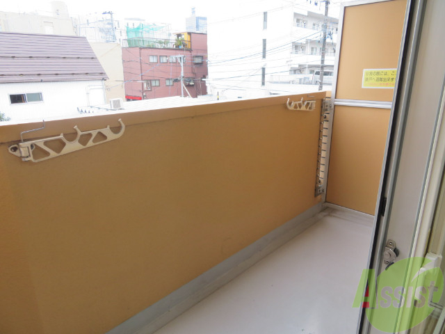 バルコニー　広めのバルコニーになりますのでのびのびと作業ができます。