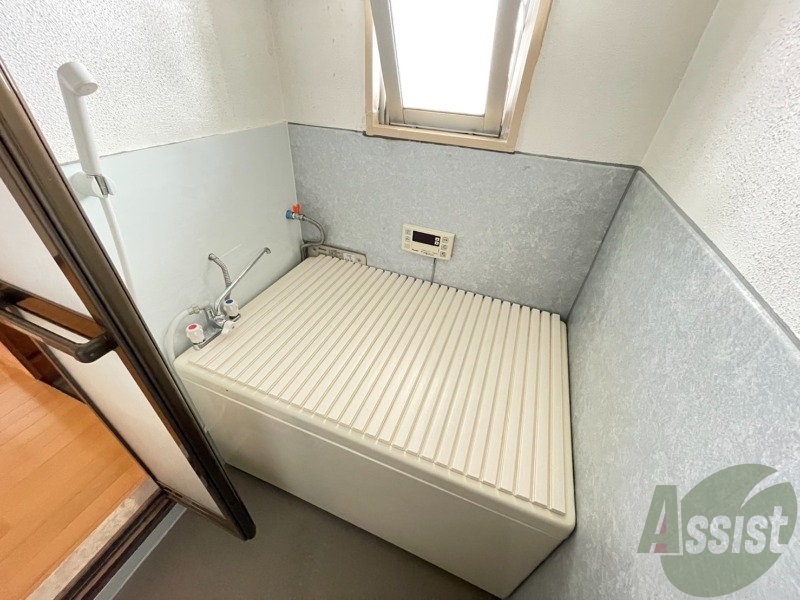 バス・シャワールーム　バスルームは狭すぎず、シャワーも浴びやすそうです。