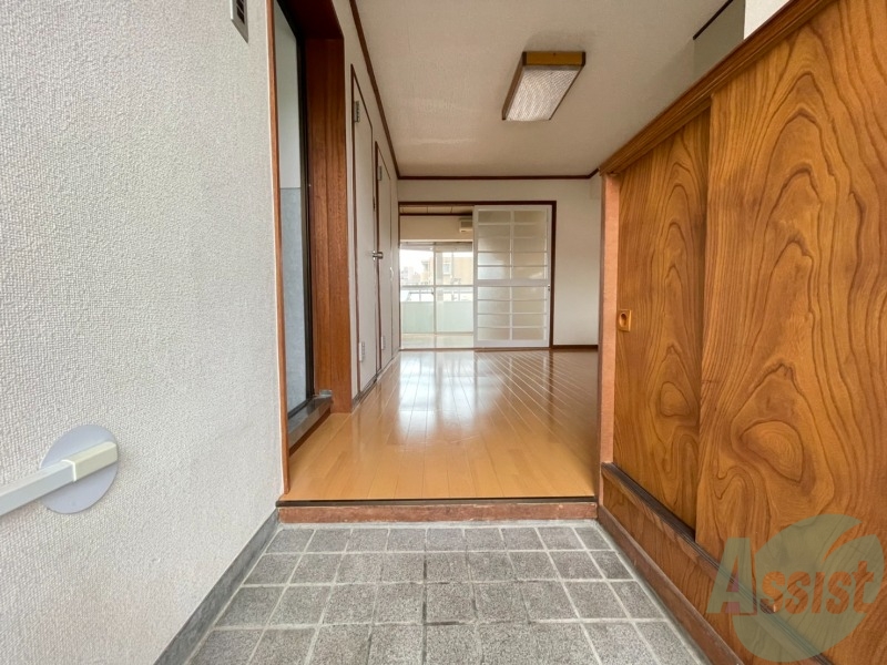 玄関　外から玄関を撮影してみました。広いリビングに繋がっています