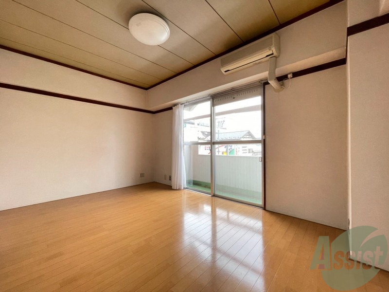 居室・リビング　リビングはこんな感じです。窓が大きくて良く陽が入ってきます