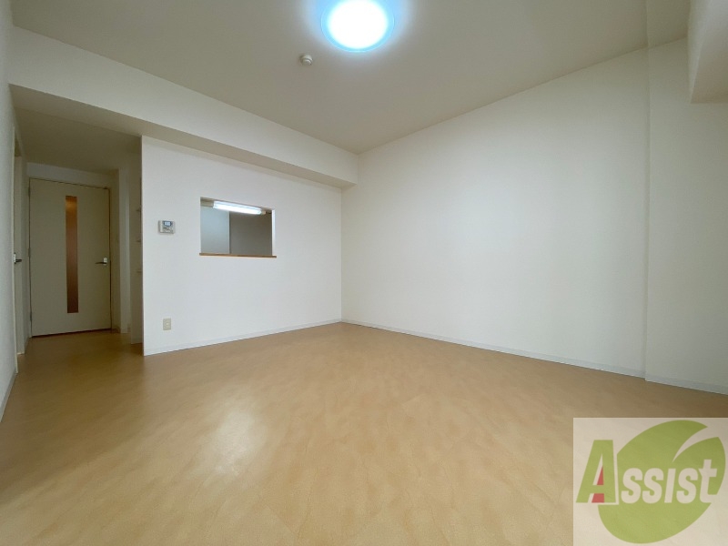 居室・リビング　白さが清潔感を出してくれます。お部屋も明るいですね。