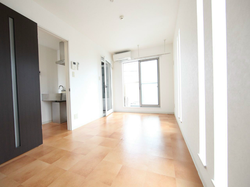 居室・リビング　洋室8帖　エアコン完備　バルコニー