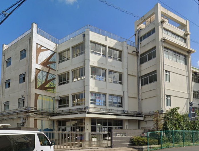 中学校　大田区立大森第八中学校（中学校）まで933m