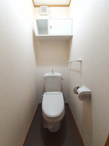トイレ　落ち着いた色調のトイレです