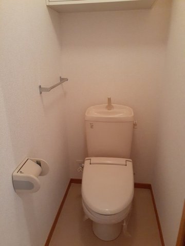 トイレ　落ち着いた色調のトイレです