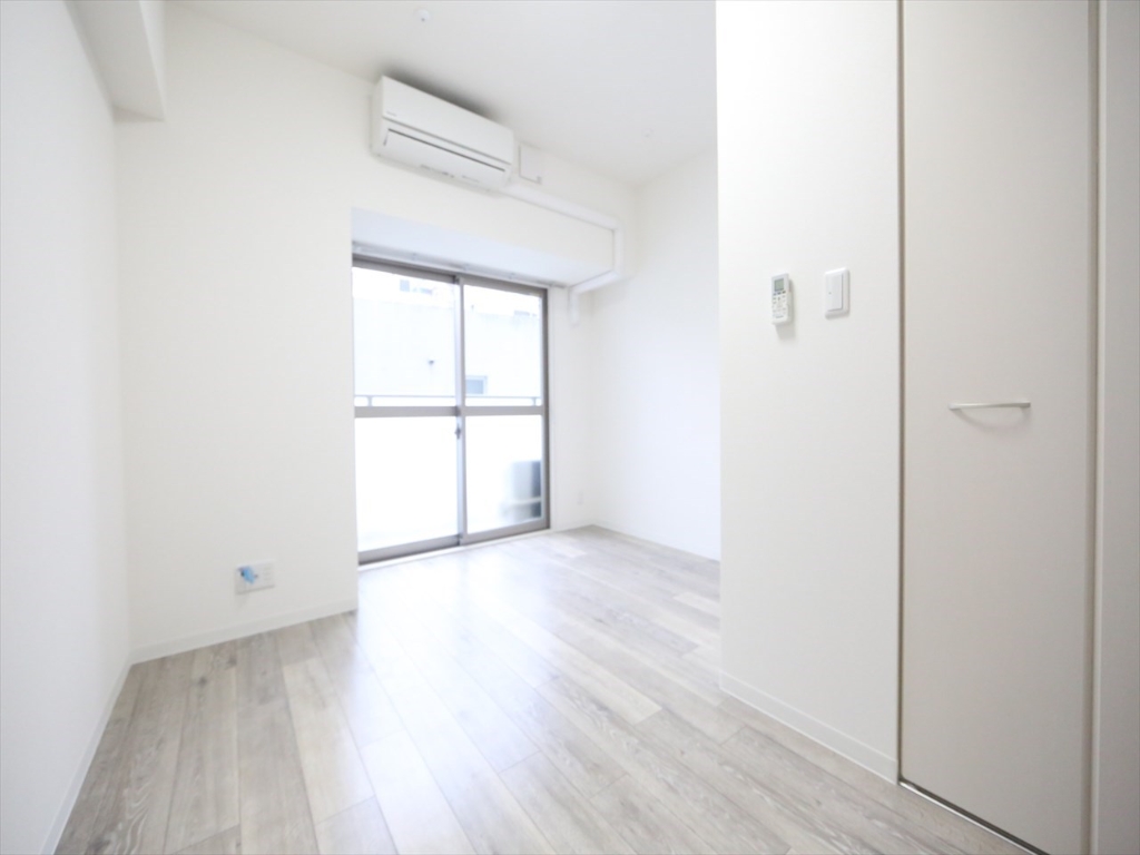 バルコニー　洋室6.7帖　エアコン付　バルコニーに面しています