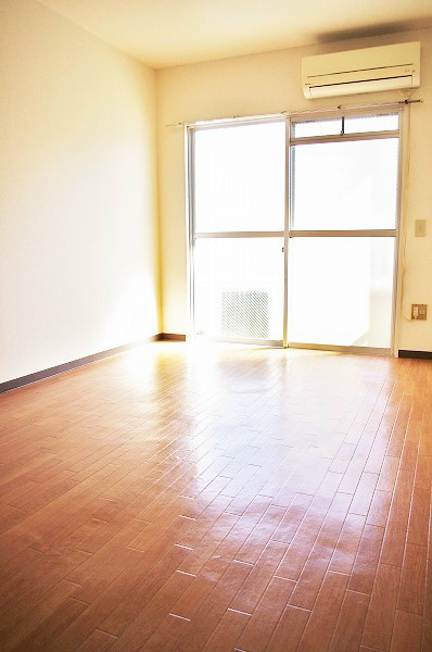 居室・リビング　洋室６帖の広々としたお部屋です。