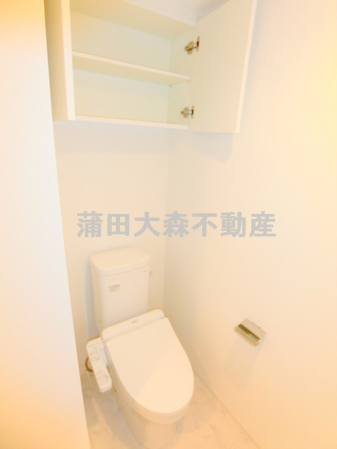 トイレ　棚収納と温水暖房便座付きのトイレ