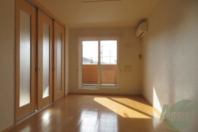 居室・リビング　リビングは、広々していて陽当たりもよさそうですね。